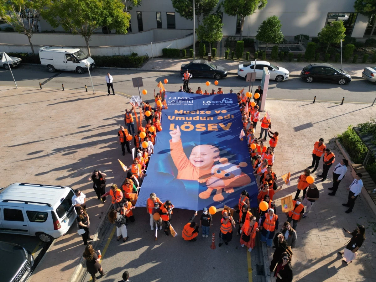 ADANA&rsquo;DA L&Ouml;SEV'DEN DEV BAYRAK