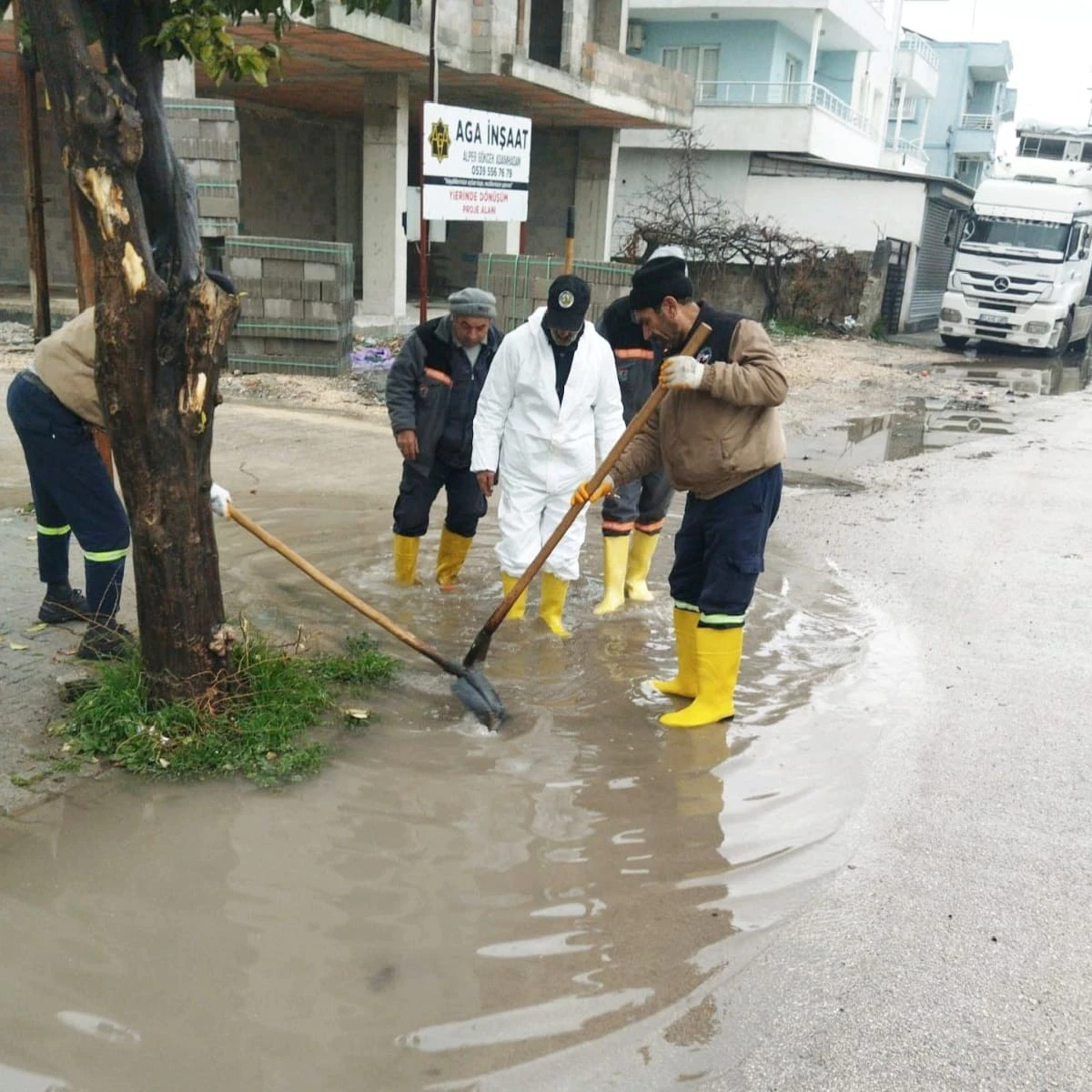 Ceyhan&rsquo;da yağışlara  karşı ekipler g&ouml;revde