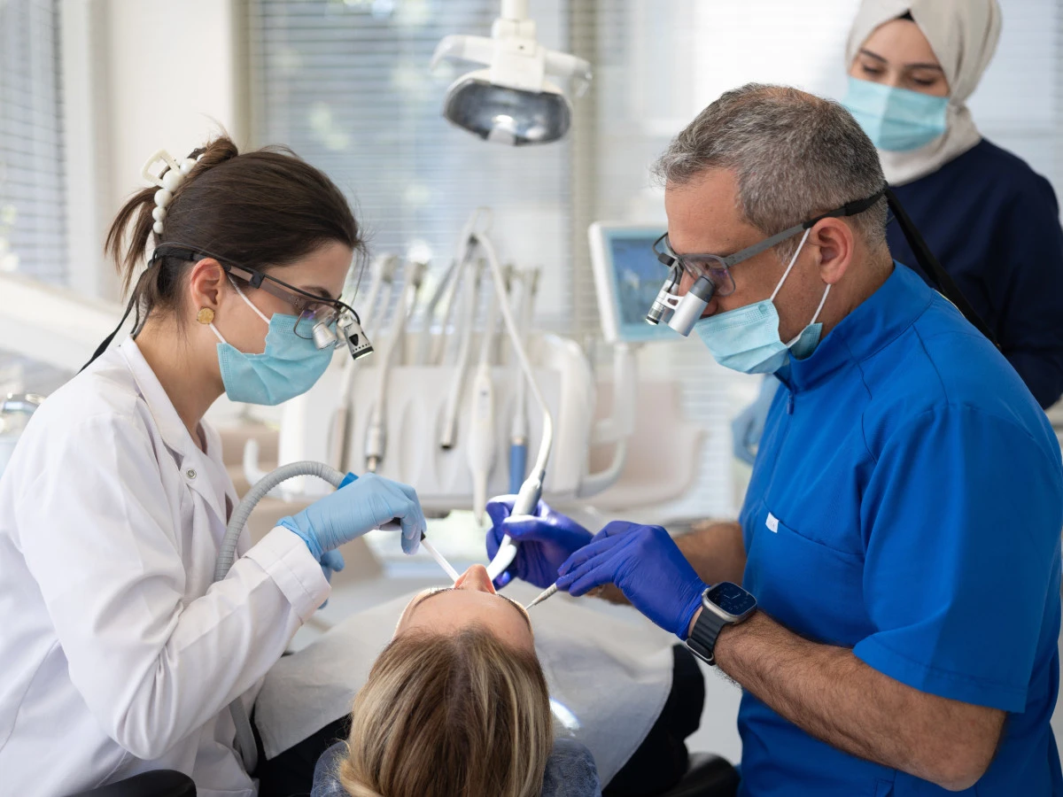 Diş Sağlığında En B&uuml;y&uuml;k Risk, Fark Ettiğimiz Halde &Ouml;nemsemediğimiz K&uuml;&ccedil;&uuml;k Sinyaller