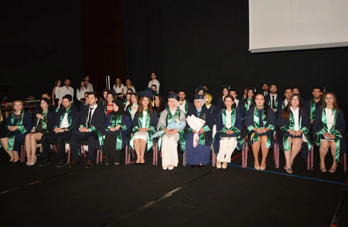 Gen&ccedil; diş hekimleri  diplomalarına kavuştu