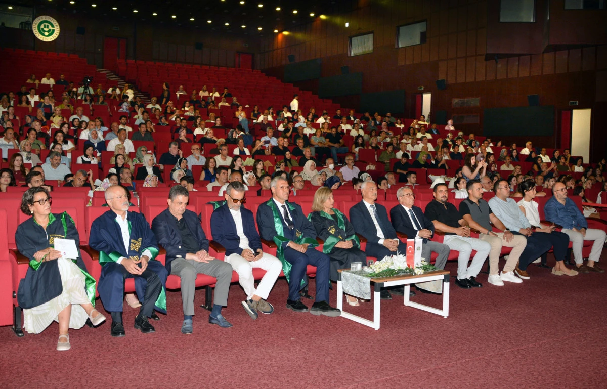 Gen&ccedil; diş hekimleri diplomalarına kavuştu