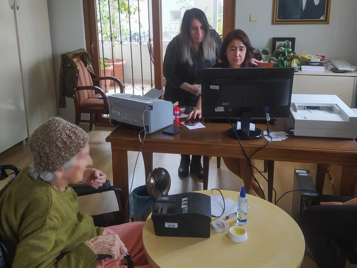 HUZUREVİ SAKİNLERİNE "YERİNDE" KİMLİK HİZMETİ