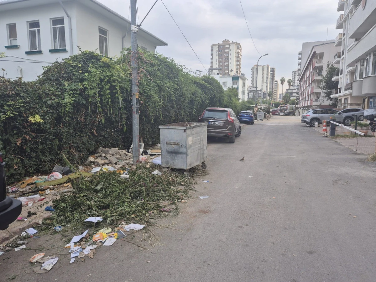 Kentin göbeğinde moloz ve çöp yığını