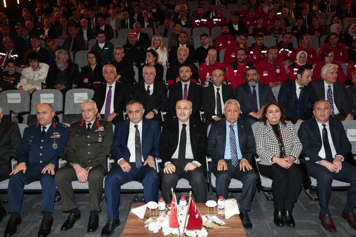 “KENTLERİMİZİ DEPREME  GÖRE ŞEKİLLENDİRMELİYİZ”
