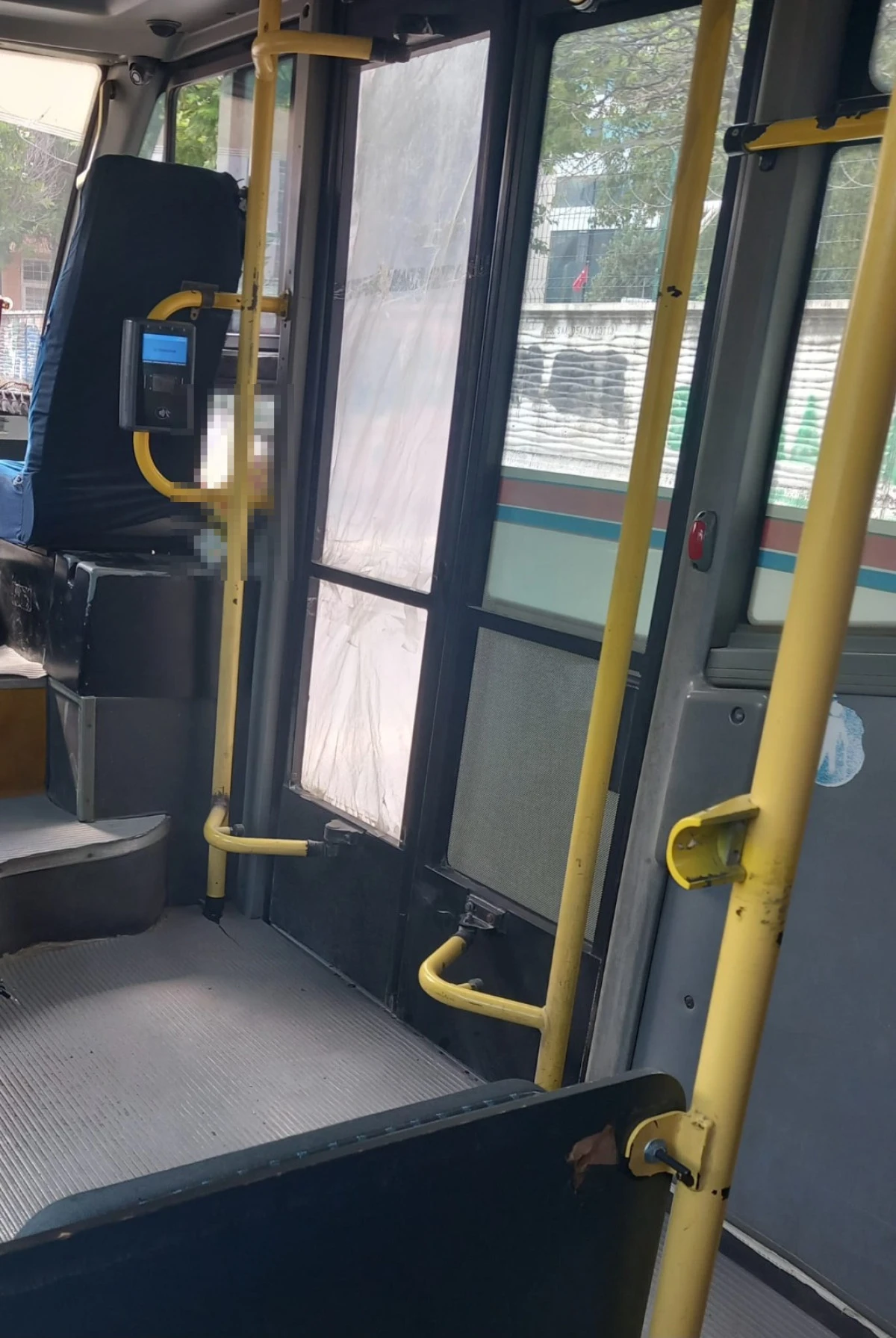 Kırık kapılı dolmuş tepki &ccedil;ekti