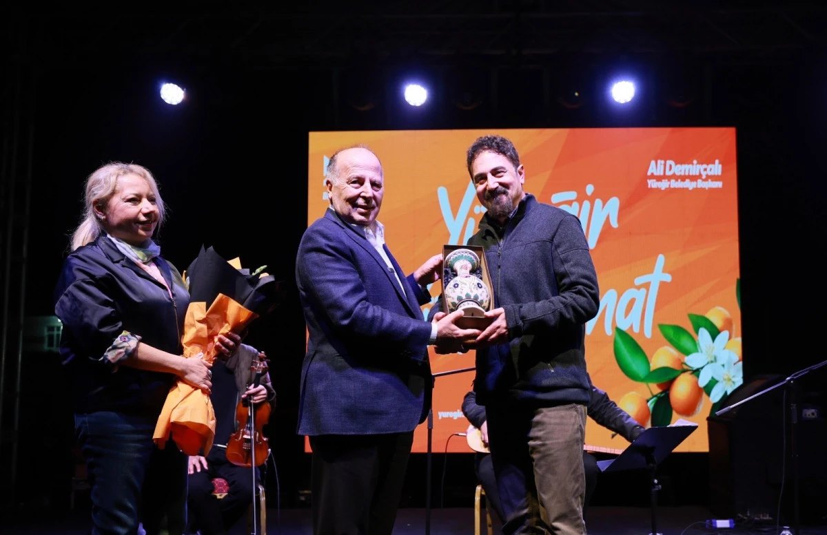 Mikail Aslan&rsquo;dan Y&uuml;reğir&rsquo;de konser