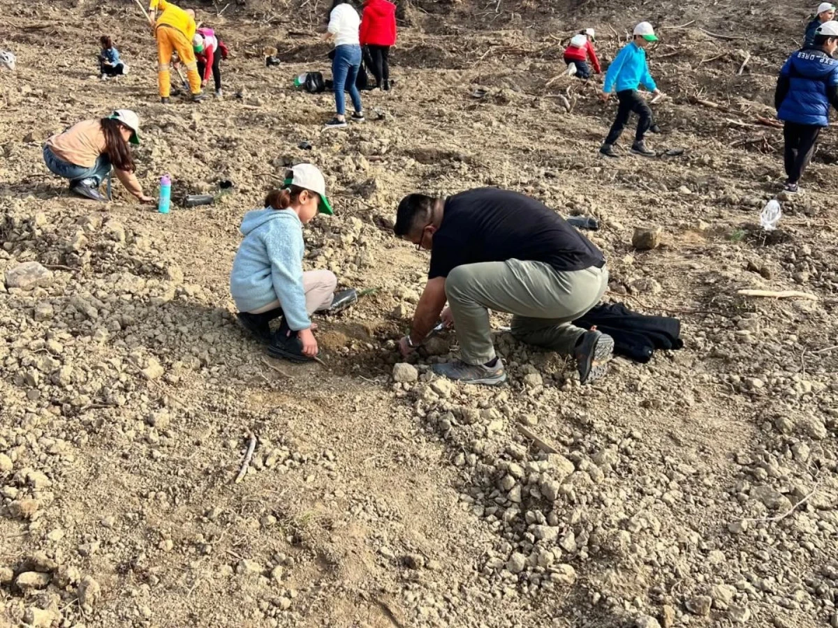 Minik elleriyle umut ektiler