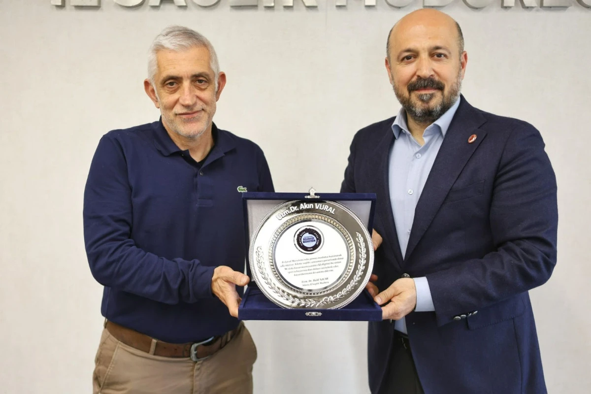 Nacar&rsquo;dan Vural&rsquo;a plaket