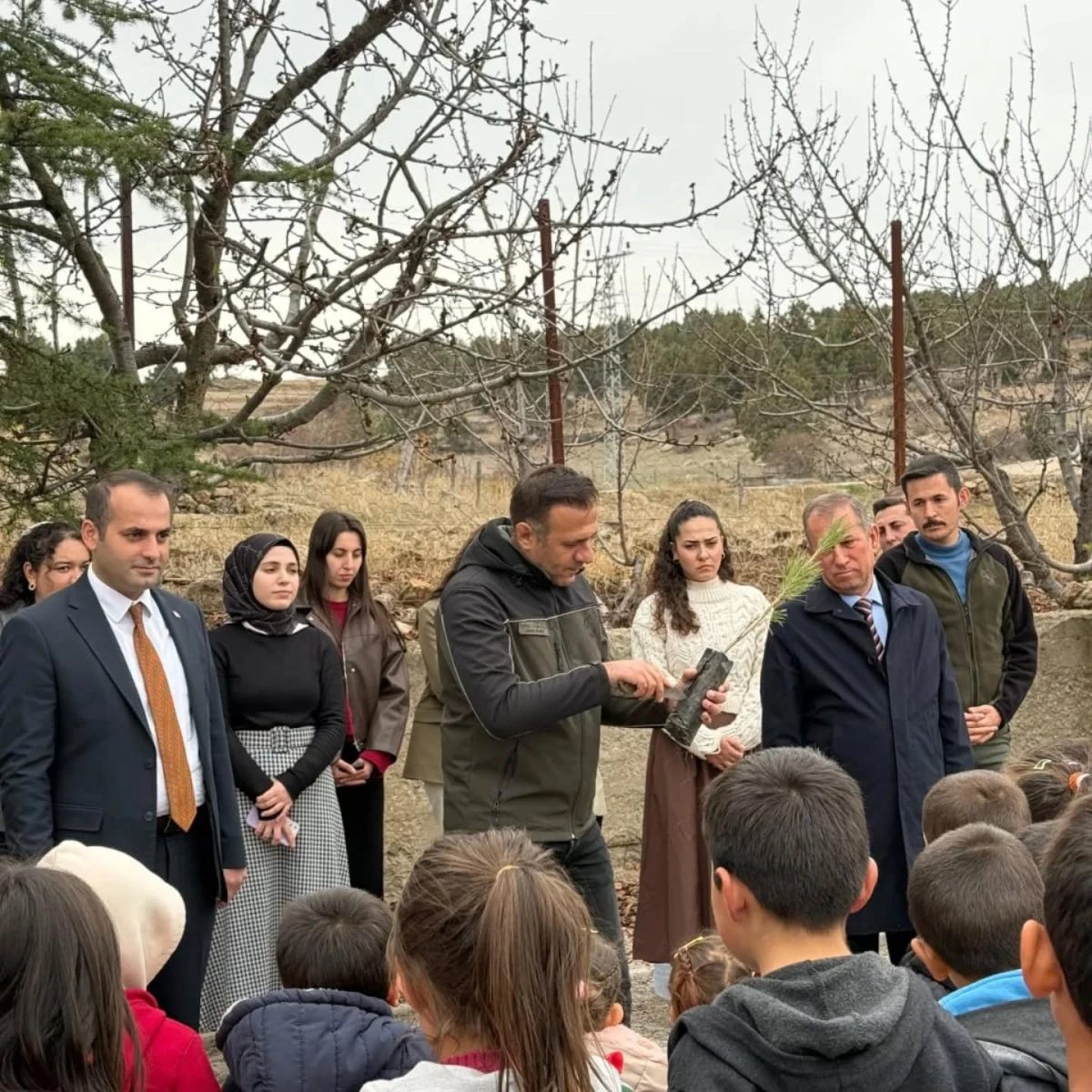 Öğrenciler fidanları toprakla buluşturdu