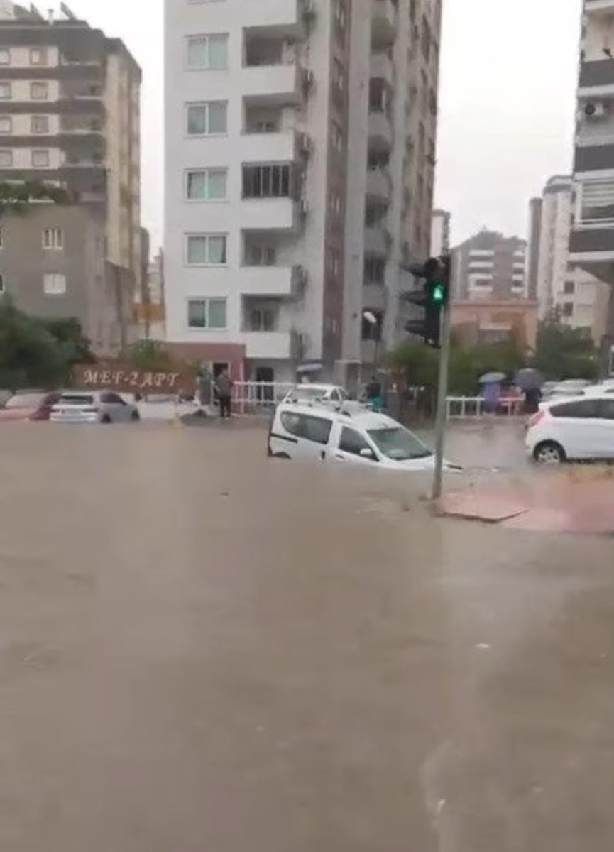 Sağanak Yağış Adana ve Hatay'da Korkulu Anlar Yarattı