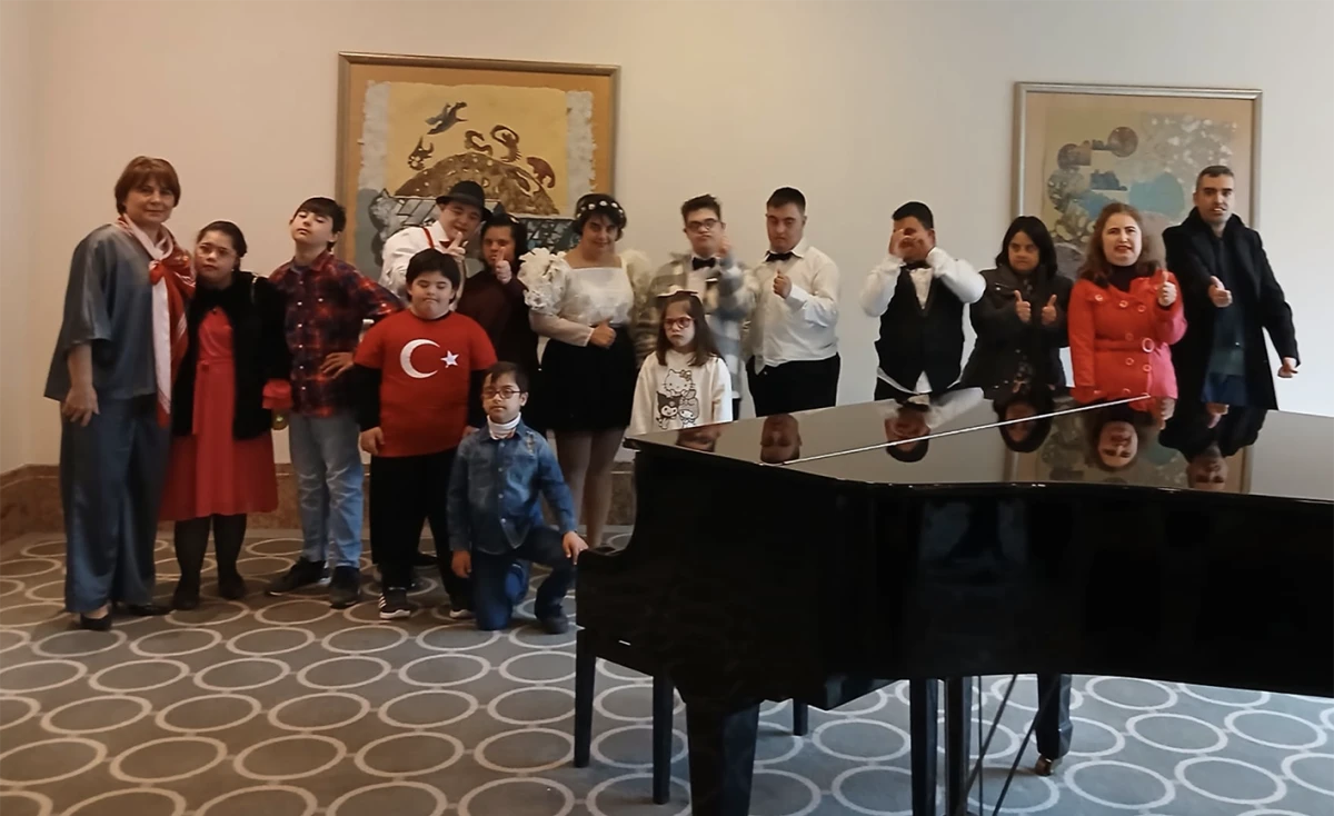 Şampiyon y&uuml;z&uuml;c&uuml; Dila'ya anlamlı destek