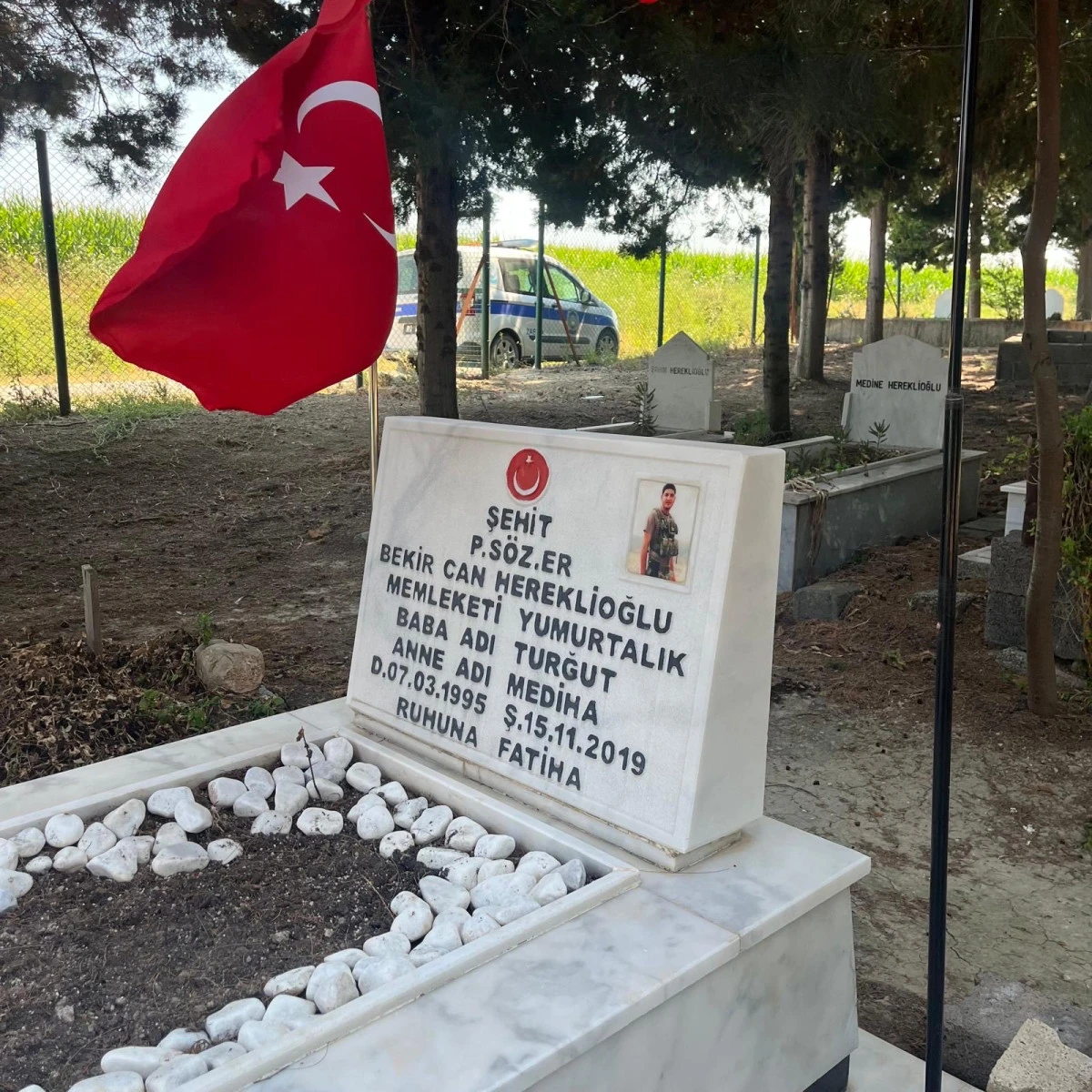 Şehit kabirlerindeki  bayraklar yenilendi