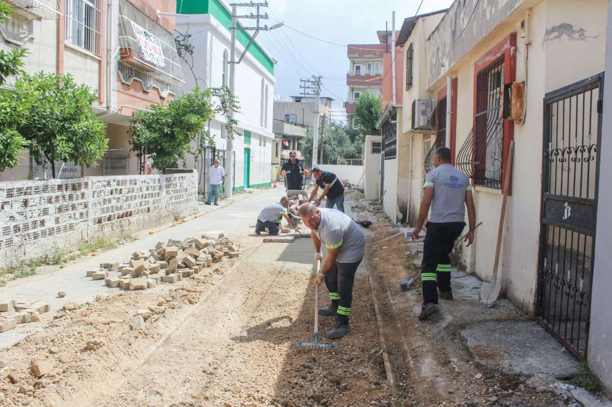 SEYHAN’DA, PARKE YENİLEME VE DÜZENLEME ÇALIŞMALARI SÜRÜYOR