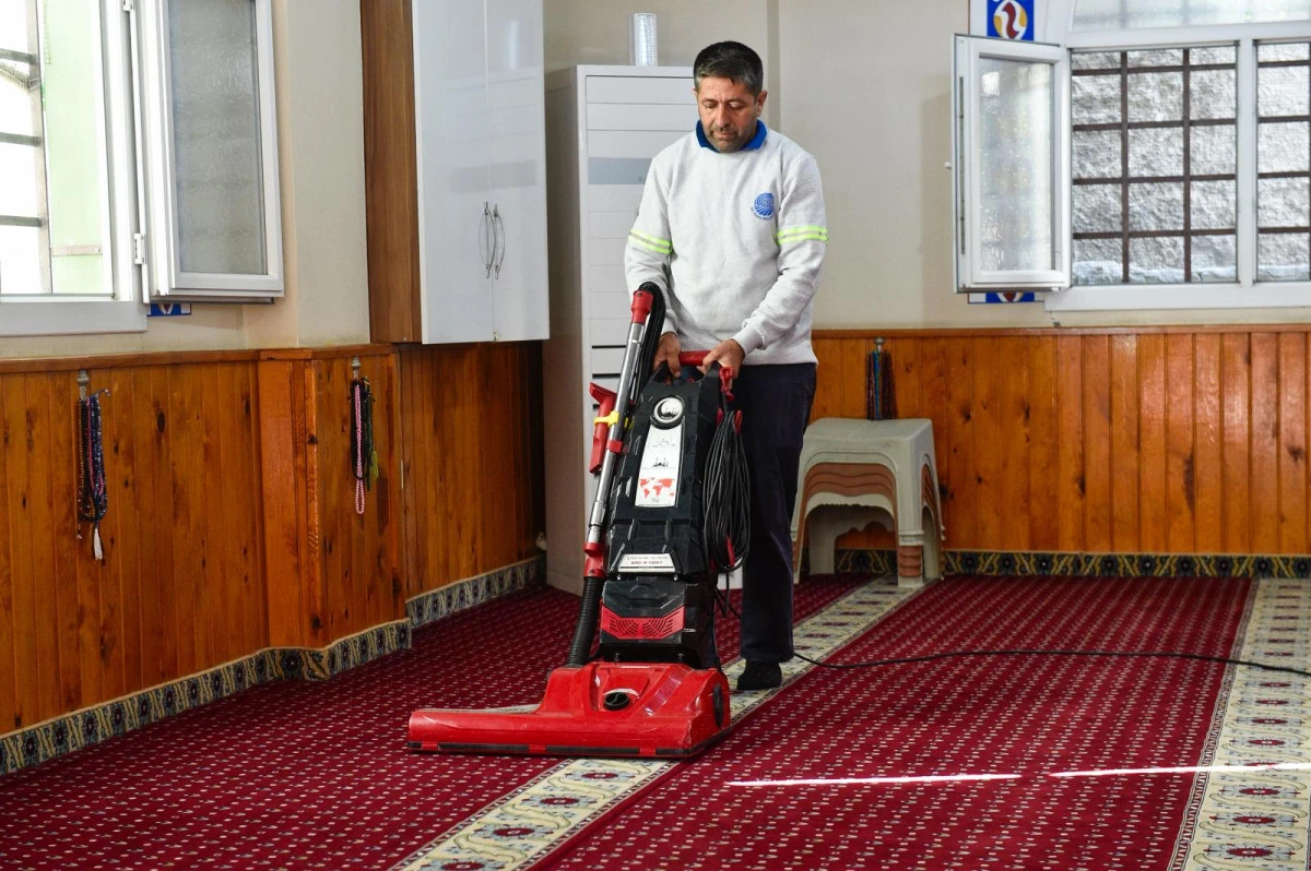 Seyhan’dan ibadethane temizliği