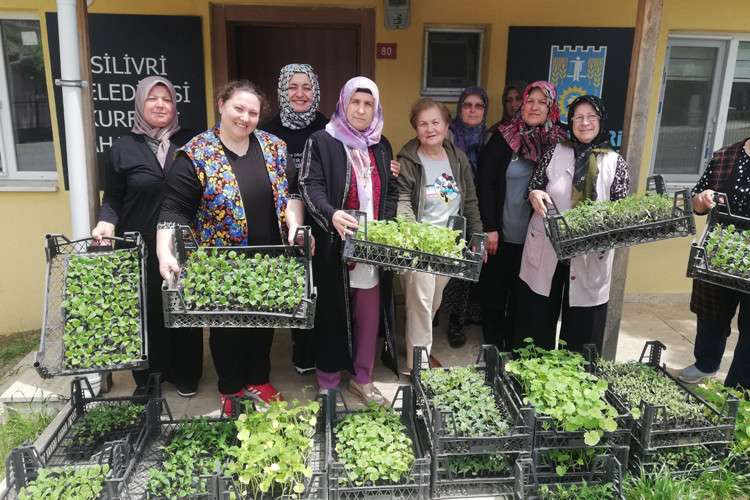 SİLİVRİ BELEDİYESİNDEN KURSİYER KADINLARA 80.000 ADET FİDE