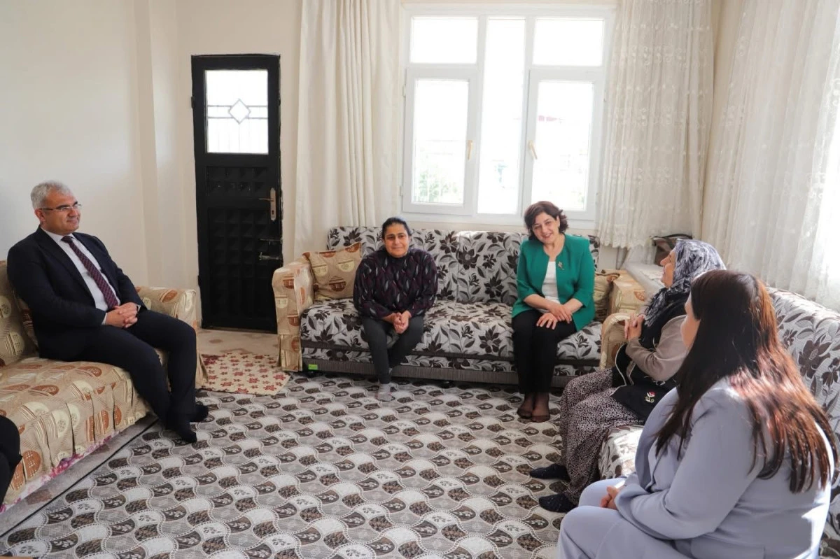 S&Uuml;REYYA YAVUZ&rsquo;DAN ANNELER G&Uuml;N&Uuml; &Ouml;NCESİNDE ANLAMLI ZİYARET