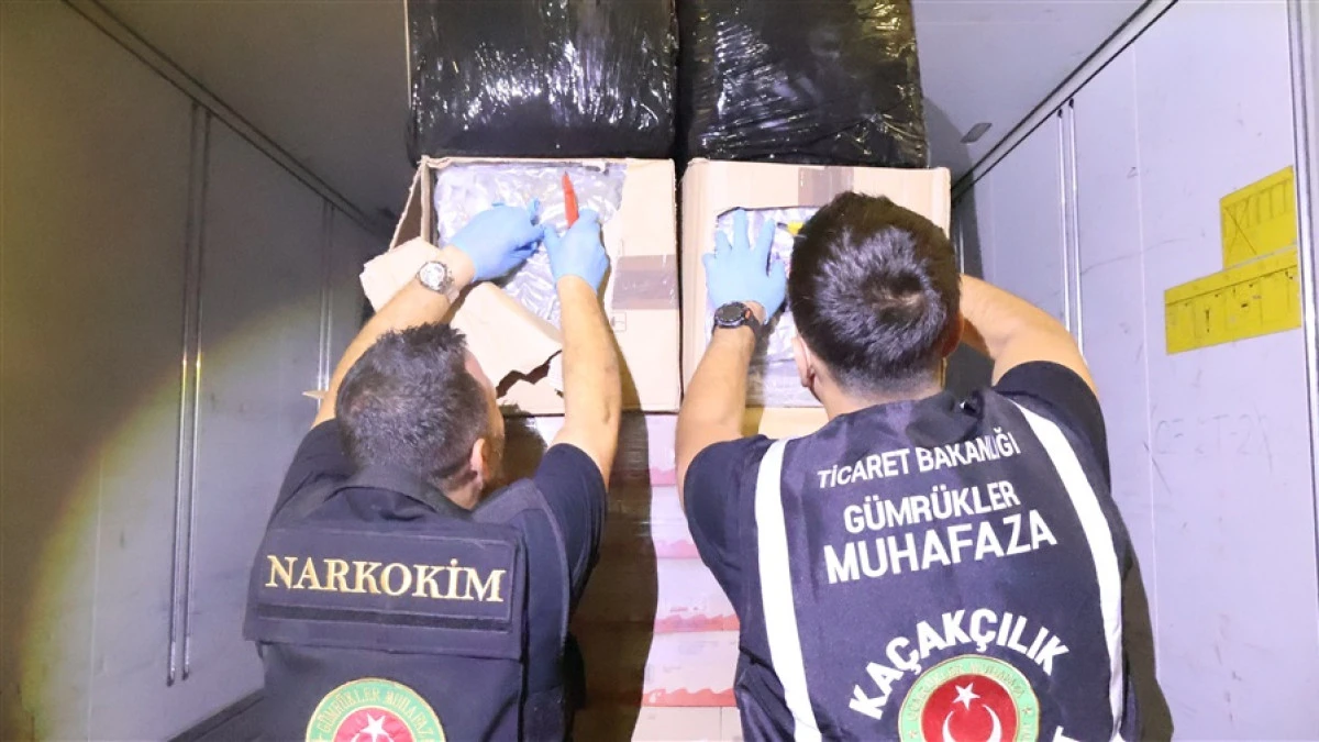 TİCARET BAKANLIĞI G&Uuml;MR&Uuml;KLER MUHAFAZA EKİPLERİNDEN ZEHİR TACİRLERİNE DARBE:  810 KİLOGRAM ESRAR ELE GE&Ccedil;İRİLDİ