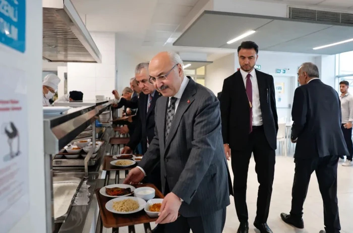 Vali Köşger, işçilerle yemek sırasına girdi