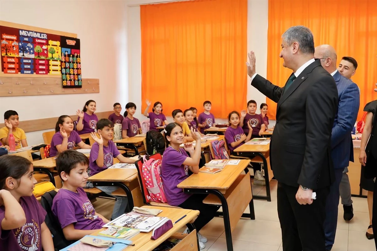 VALİ MUSTAFA YAVUZ KARNE SEVİNCİNİ PAYLAŞTI
