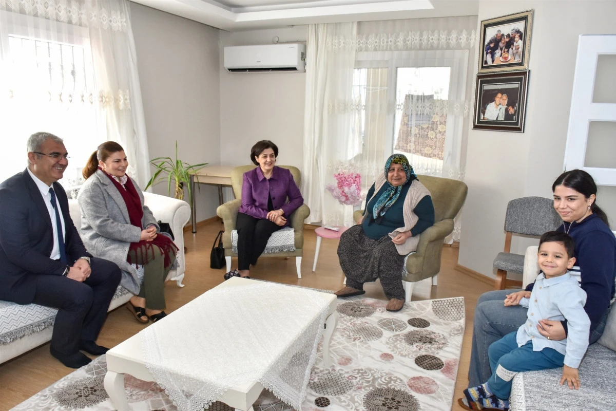 Vali Yavuz&rsquo;un eşi şehit ailelerini ziyaret etti