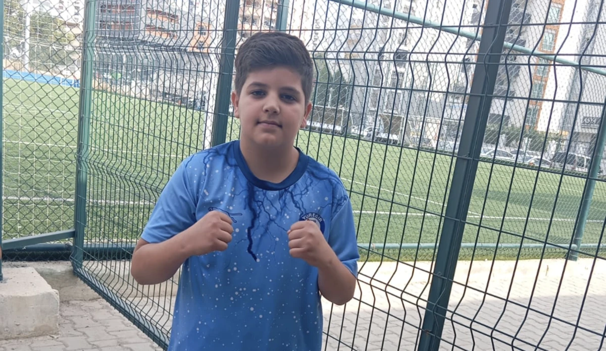 Yaşı K&uuml;&ccedil;&uuml;k Futbolu B&uuml;y&uuml;k Sporcu