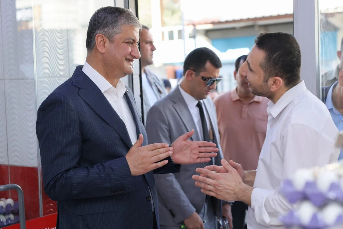 Yavuz, Y&uuml;reğir&rsquo;de  esnafı ziyaret etti