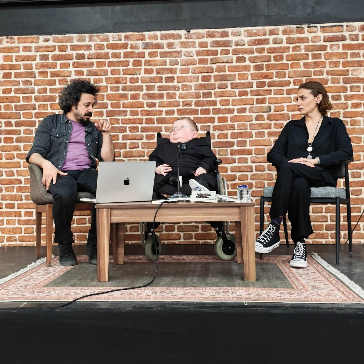 Zekeriya &Uuml;nal, Ceylan&rsquo;ı okurları i&ccedil;in imzaladı