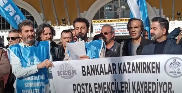 Adana'da PTT çalışanları banka promosyonlarının yenilenmesi nedeniyle imza kampanyası başlattı