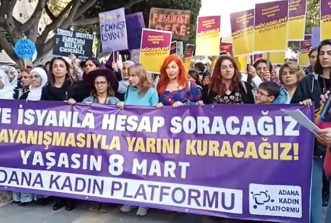 Adana'da 8 Mart Dünya Kadınlar Günü nedeniyle kadınlar yürüyüş ve basın açıklaması yaptı