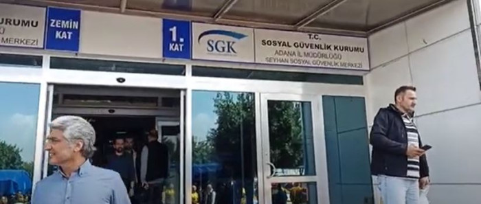 Adana'da SGK önünde alkışlarla haklarını aradılar