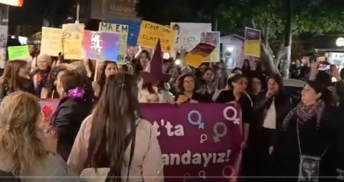 Adana'da feminist kadınlar 8 Mart Dünya Kadınlar Günü'nde gece yürüyüşü düzenledi