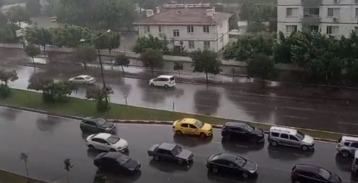 Adana merkeze şiddetli yağışa teslim oldu