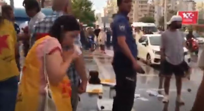 Adana'da bildiri dağıtan kadın TÖP üyelerine saldırı