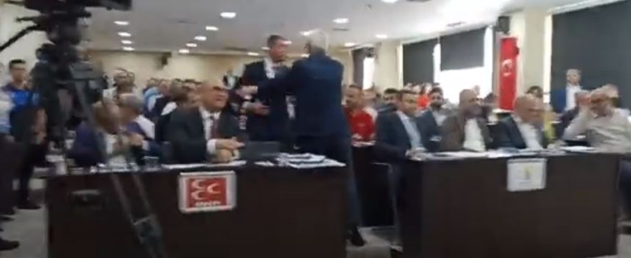 Adana Büyükşehir Belediye meclisinde CHP camileri kapattı gerginliği