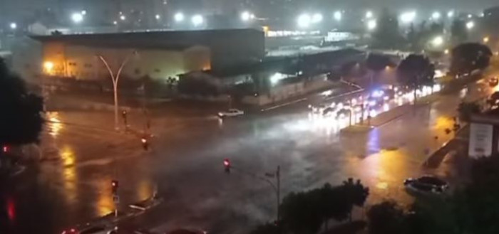 Adana'da beklenen şiddetli yağmur başladı