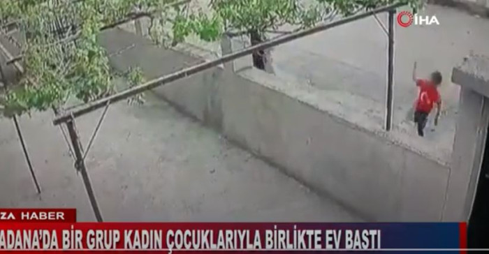 ADANA'DA BİR GRUP KADIN ÇOCUKLARIYLA BİRLİKTE EV BASTI