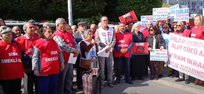 Adana'da emekli sendikaları açıklama yaparak, emekli maaşlarının yetersizliğine dikkat çekti