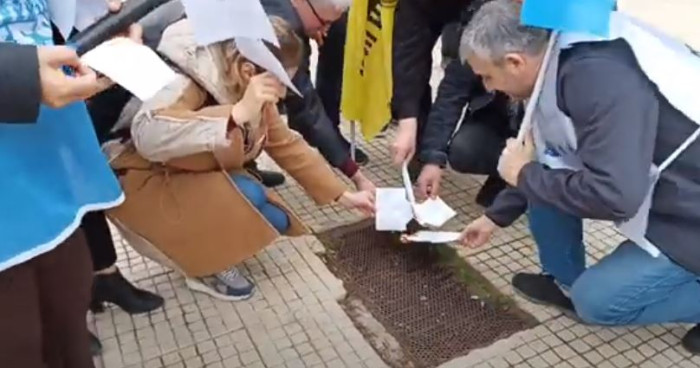 Kesk'e bağlı memurlar bordro yakıp balon uçurdu.Emekli ve asgari ücretlinin maaşlarına dikkat çekti