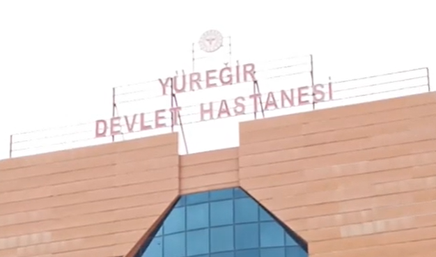Yüreğir Devlet Hastanesi'nin taşınmaması için Türk Sağlık Sen üyeleri hastane önünde eylem yaptı