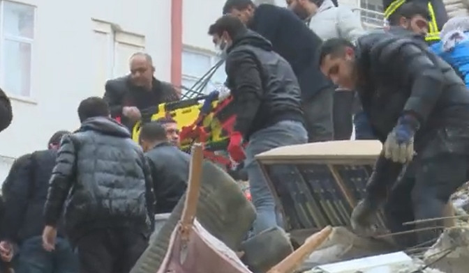 Adana Büyükşehir Belediyesi, depremin vurduğu diğer şehirlere de yardım ediyor