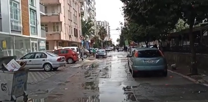Adana'da artçı depremler devam ediyor. Vatandaşlar dışarıda bekliyor