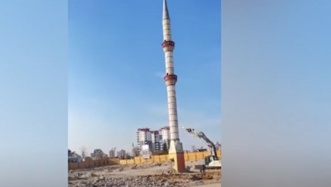 Adana'nın Yüreğir İlçesi'nde kentsel dönüşüm kapsamında yıkılan caminin kalan minaresi böyle yıkıldı